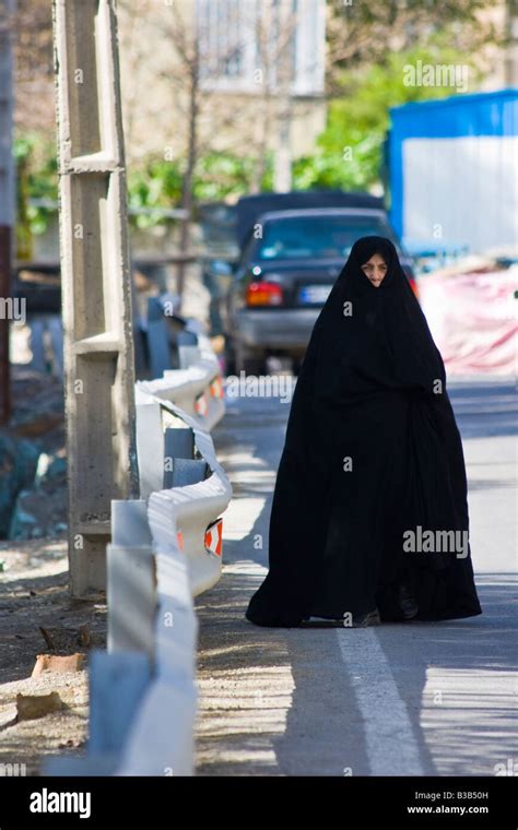 Iranian Walking Hi Res Stock Photography And Images Alamy