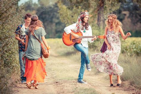 Hippie Groep Afspelen Van Muziek En Dansen Buiten ⬇ Stockfoto