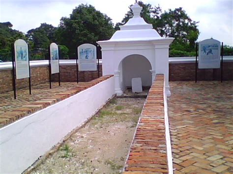 * beliau sebagai sahabat karib hang tuah, menyangka bahawa hang tuah telah teraniaya dan telah menjalani hukuman mati. MELAKA IN PICTURE: MAKAM HANG TUAH DAN LAGENDA HANG TUAH