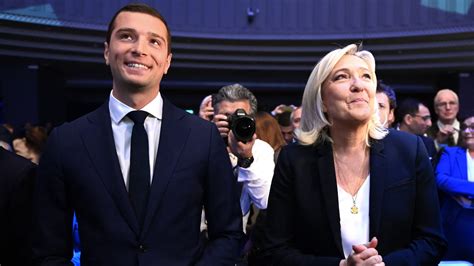 Un Ticket Nécessaire Marine Le Pen Et Jordan Bardella Se Projettent Au Pouvoir Main Dans La Main