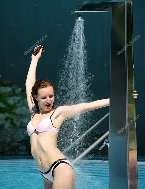 Frau In Der Dusche Stockfoto Nomadsoul