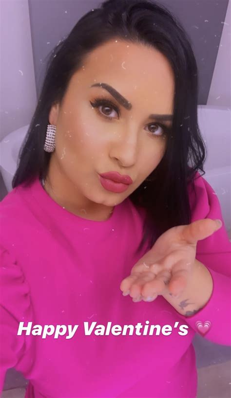 Singer demi lovato transformed her signature long hair into a sleek, straight, short bob for spring/summer, and it's the perfect inspiration for demi is the latest celeb to opt for a shorter style this year, following lucy hale, jordyn woods, and khloe kardashian. Demi Lovato's New Asymmetrical Bob Is Straight Fire ...
