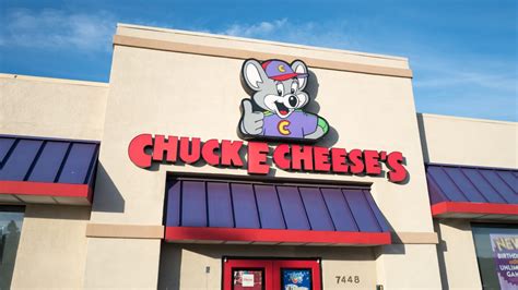 Chuck E Cheese Might File For Bankruptcy Close 610 Locations Complex