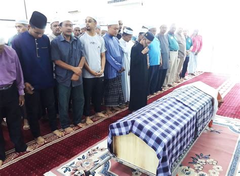 Setiap jenazah seorang muslim memiliki hak untuk disholatkan. Bapa Meninggal Dunia, Anak Lelaki 14 Tahun Imamkan Sendiri ...
