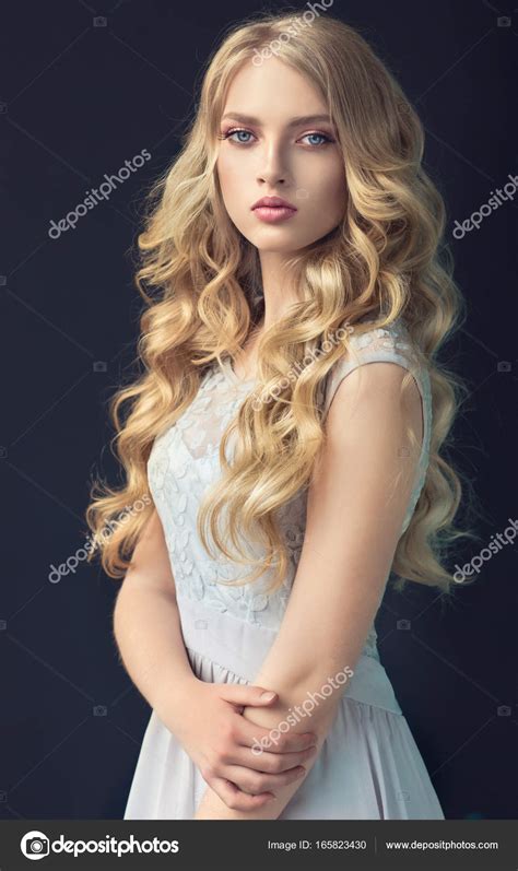 Long Curly Hair Blonde Blonde Girl With Long Curly Hair — Stock