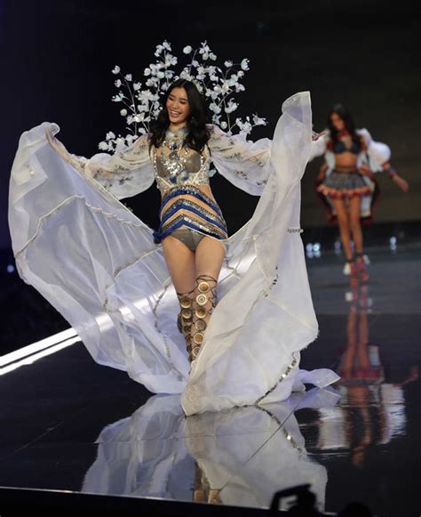 victoria secret fashion show 2017 model ming xi falls on her face on vs catwalk uk