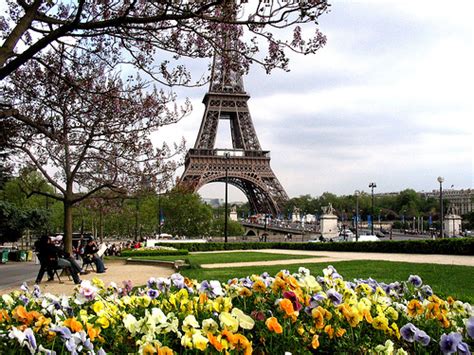 Cuando en quito, ecuador son las 12:00 pm, en paris, francia la hora es 06:00 pm. Clima y hora en París en cada época del año