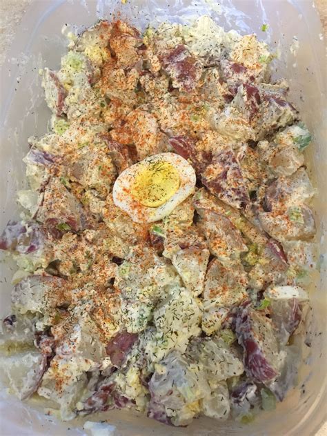 This tasty potato salad will be the star of any potluck supper or a wonderful addition to a picnic lunch or dinner. Red potato salad with bacon, sour cream and eggs | Red ...