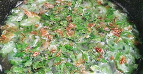 1 papan tempe kotak 1 ikat daun kemangi 3 buah cabai rawit 1 butir bawang merah 1 siung bawang putih 2 buah tomat garam gula minyak goreng. Resep Sayur bening gambas / oyong oleh Oemmoe faiz - Cookpad