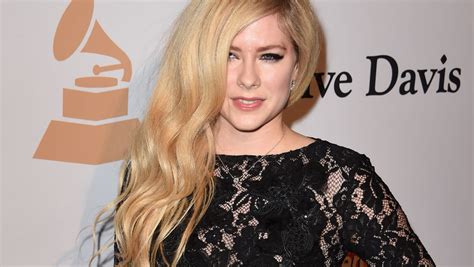 Avril Lavigne Why Shes The Most Dangerous Online Celeb