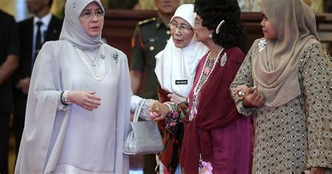 Tunku hajah azizah aminah maimunah iskandariah raja permaisuri agong ihsan: 'I have woven bauxite fabric baju kurung', says Raja ...