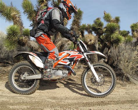 This video compares the 2 stroke 2014 freeride against the 4 stroke 2018 freeride. 2015 KTM Freeride 250R - Dirt Bike Test