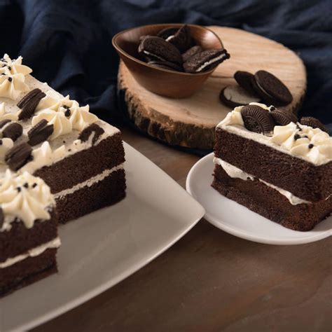 Batir la manteca con el azúcar negro a blanco (batir hasta que la mezcla aclare a tal punto que parece blanco). Torta de Cookies and Cream - Ananda Taller Dulce