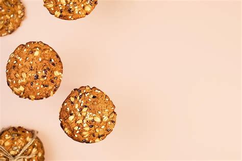 Cookies De Aveia Com Sementes De Linho Girassol E Gergelim Em Papel De