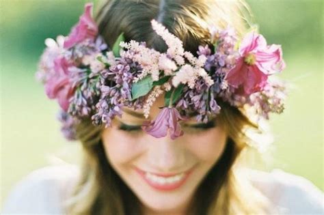 Tips And Ideas For Wearing Fresh Flowers In Your Hair For