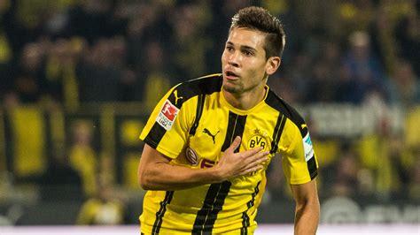Born 22 december 1993) is a portuguese professional footballer who plays for german club borussia dortmund and the portuguese national team mainly as a left back but also as a left midfielder. Raphael Guerreiro Wallpaper