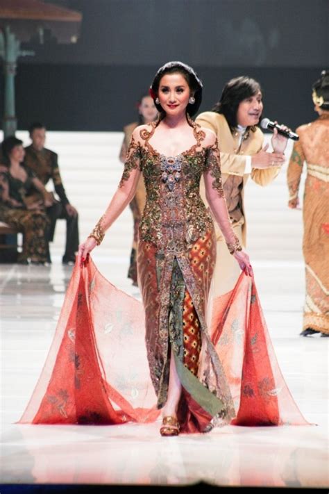 Kebaya is a traditional blouse worn by indonesian and malaysian women made from thin material and worn. Koleksi Kebaya Pengantin Anne Avantie - 2 - nonikcantik ...