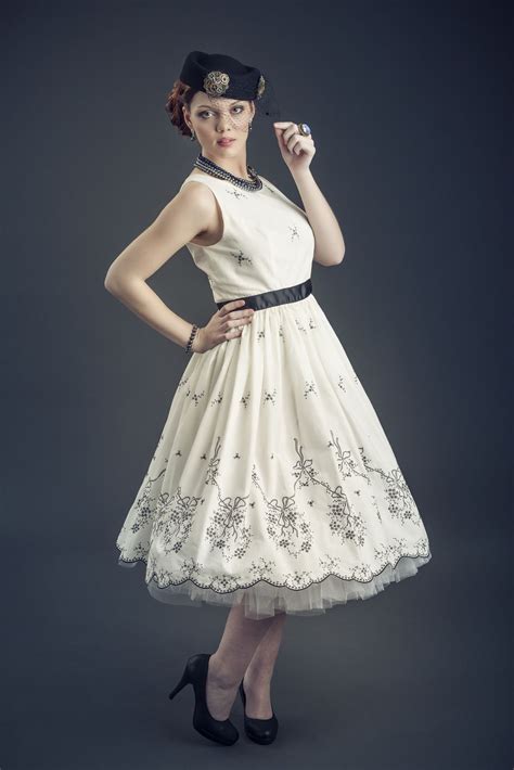 Elle ira à un 36/38, fait une jolie silhouette. Robe fifties a jupe corole et jupon, en coton blanc brodé ...