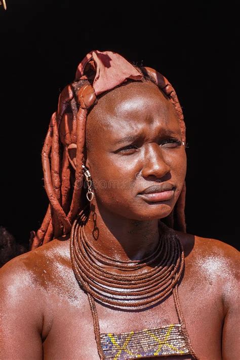 Namibie Opuwo Le 7 Juillet 2019 Femme Himba Avec Le Collier Typique