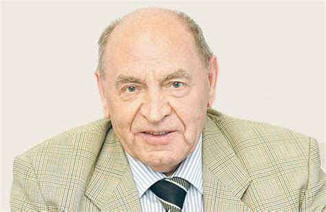 Это командный стиль — тем, кто им не равен, они не улыбаются, собянин не улыбается почти никогда. Капитан дальнего плавания - Московская перспектива