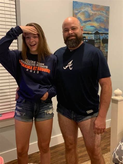 Padre Usa Shorts Para Enseñarle A Su Hija Que Nos Los Use