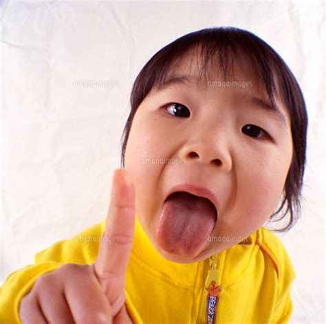 舌を出す女の子の顔のアップ 22687000011 ｜ 写真素材・ストックフォト・画像・イラスト素材｜アマナイメージズ