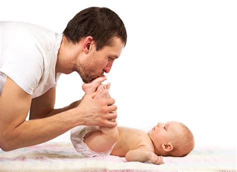 Papa offrez un massage à bébé NousLesPapas