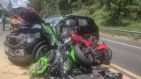 acidente entre carro e motos deixa uma pessoa morta e duas feridas em serra negra acidadeon