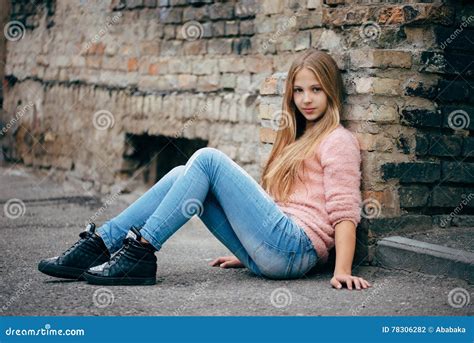 Belle Jeune Fille Posant Sur La Rue Photo Stock Image Du Cheveu Longtemps 78306282