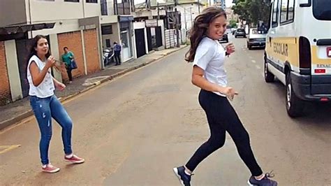 Rd135z Menina Atravessou A Rua Sem Olhar Pro Lado Youtube