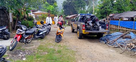 Sabung ayam adalah permainan, ajang saling adu ayam peliharaan dengan menggunakan pisau kecil pada kaki ayamnya. Grebek Sabung Ayam di Palopo, Polisi Temukan Bangkai Ayam ...