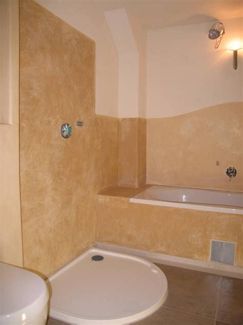 Um die wände wasserdicht zu bekommen, können generell zwar spezielle farben zum einsatz kommen. Tadelakt an Badewanne und im Duschbereich. www.tadelakt ...
