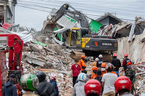 Aftershocks Shake Indonesia As Earthquake Death Toll Rises