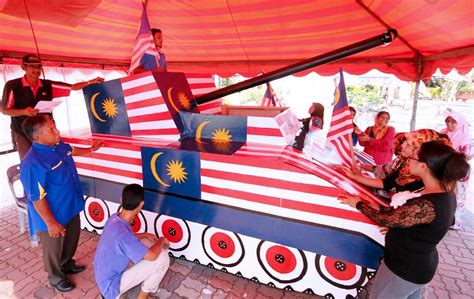 Penyampaian kata sambutan menjadi agenda yang wajib dilaksanakan. Yang paling ceria | Menuju Merdeka 2013 | Foto | Astro Awani