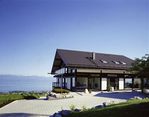 Die leute schrauben plastikflaschen auf einem stück. Das Haus am See | Intelligentes haus, Style at home, Haus ...