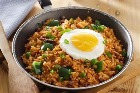 Untuk membuat nasi goreng rumahan ini, bumbu yang digunakan seperti bawang merah, bawang putih dan cabai bisa diiris ataupun diuleg sesuai selera. Bahan Membuat Nasi Goreng Yang Sehat / Celvlojpdkgirm ...