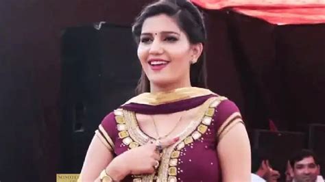 About Sapna Chaudhary 14 साल की उम्र में डांस किया था शुरू अब लेती हैं लाखों की फीस जानिए