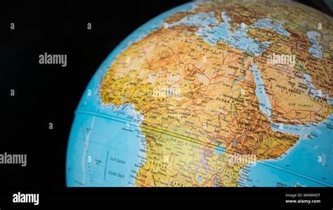 Lafrique Et Moyen Orient Carte Sur Un Globe Avec Un Fond Noir Photo