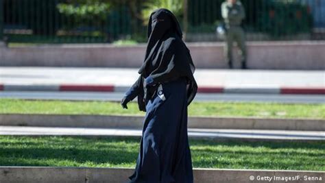 denmark bans full face veils in public dw 05 31 2018