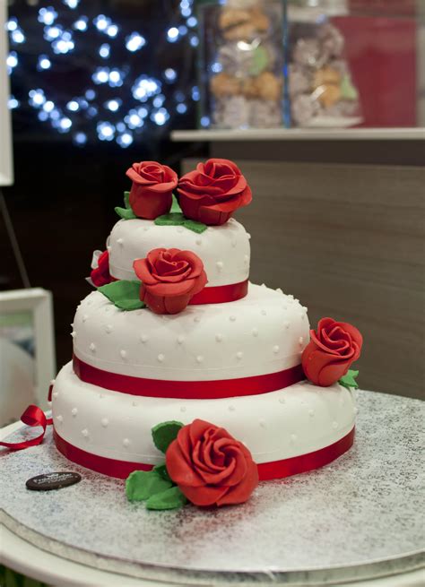 Torta di matrimonio a piani con fiori in pasta di zucchero | Torte