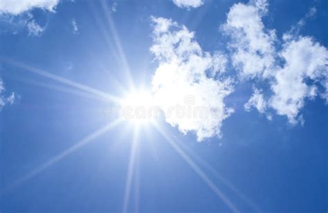 Los Rayos De Sol Hermosos Y Las Nubes Del Cielo Azul Con El Sol