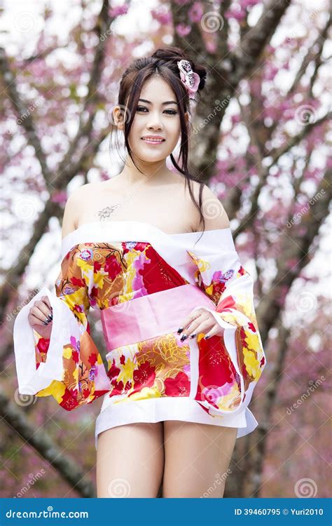 Aziatische Sexy Vrouw Met Japanse Kimono Stock Afbeelding Image Of Charmant Parasol 39460795