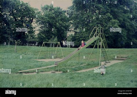 1967 deux petits enfants jouant à l extérieur dans un parc public ou