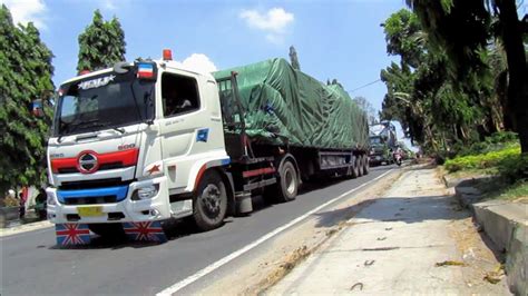 truk trailer truk gandengan truk tronton muatan berat menurun