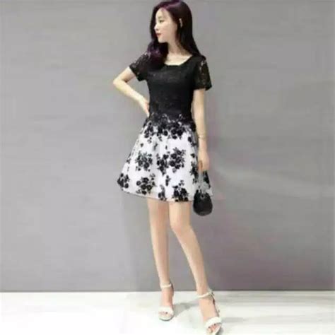 Banyak desainer yang memodifikasi dengan model yang lebih stylist. Model Brokat Dengan Kain Adat.terusan.com - Jual Dress ...