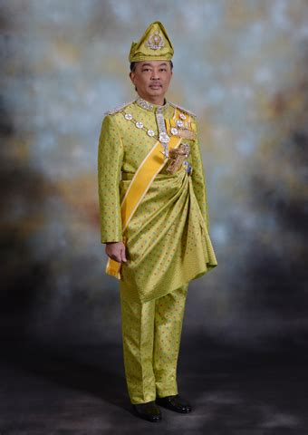It's that sort of humility that makes him special, that makes dwarves of others. TERKINI Sultan Pahang Secara Rasmi Dilantik Yang Di ...