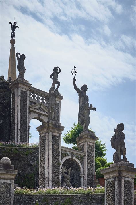 Fourteen people were killed as a result, and one child was seriously injured. Stresa und der Mottarone, Baveno mit dem Monte Camoscio ...