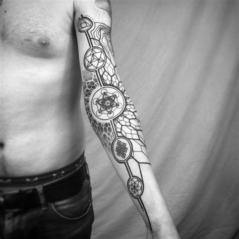 Limage Contient Peut être Une Personne Ou Plus Geometric Sleeve