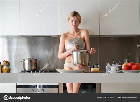 Femme Nue Sexy Dans Cuisine Matin Cuisiner Des Aliments Sains Image