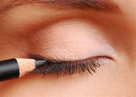 10 Best Eyeliners For Sensitive Eyes And Eyelids